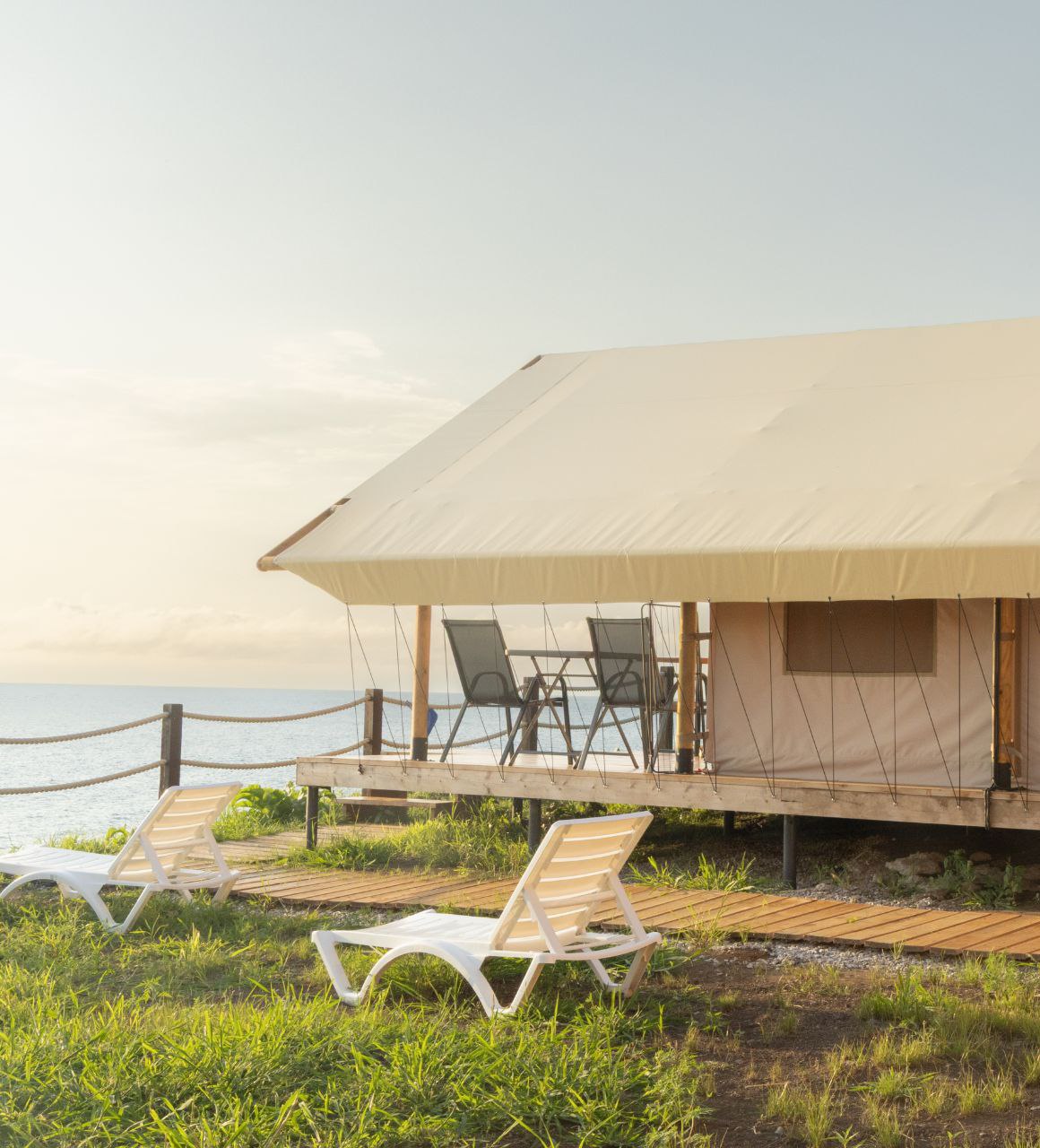 Сафари-тент на берегу