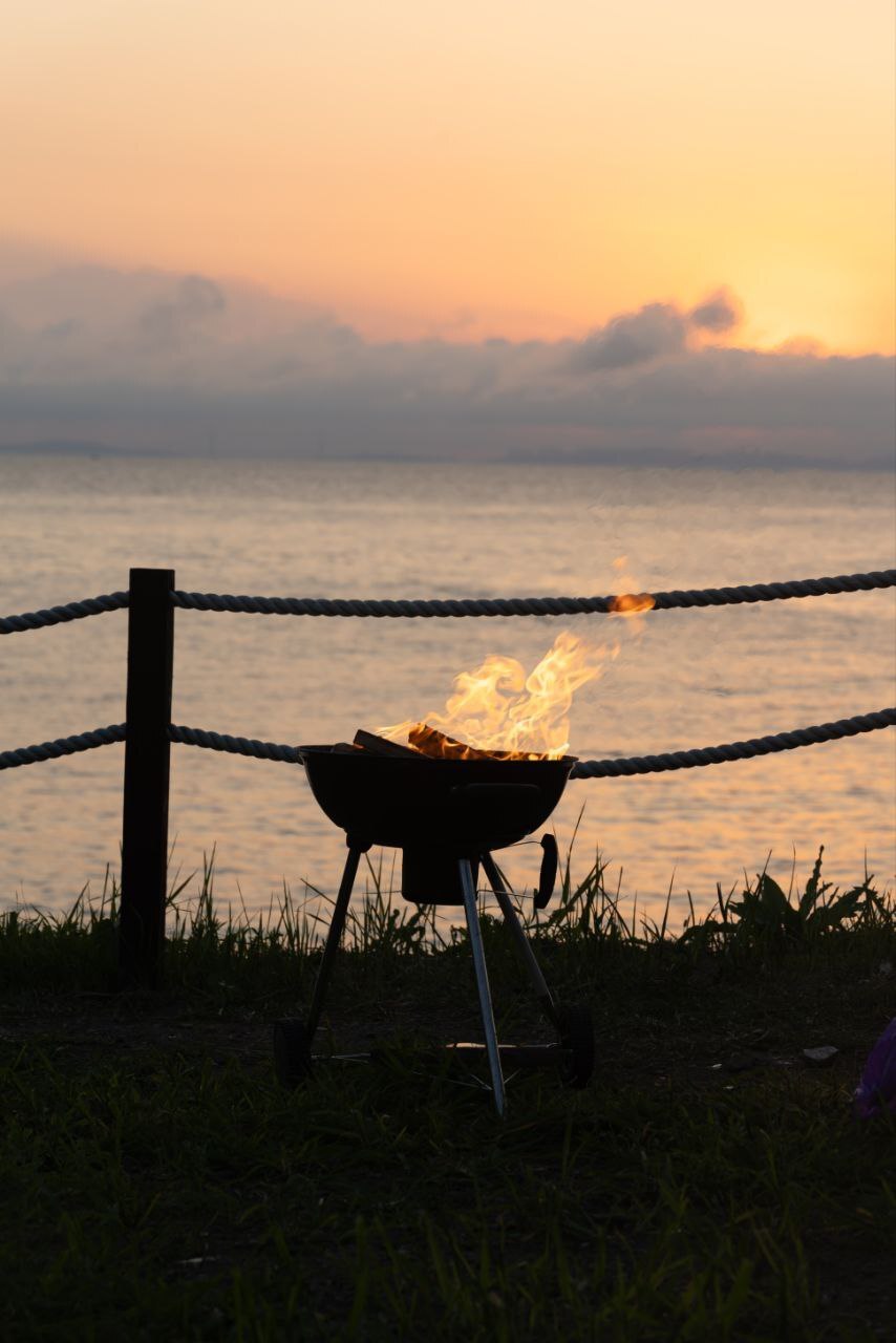 Гриль на закате у моря