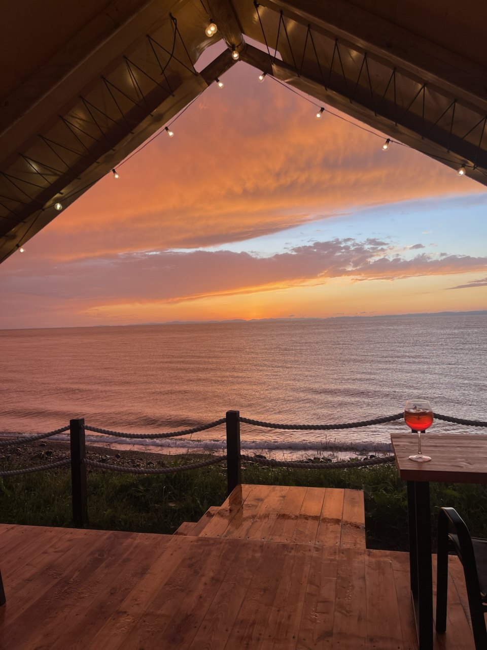 Романтический закат с террасы сафари-тента